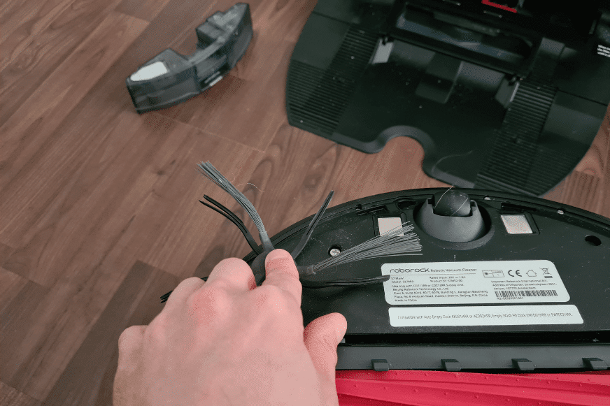 Die Länge der Seitenbürste des Roborock S7 MaxV Ultra wird mit der Länge eines Konkurrenzproduktes verglichen